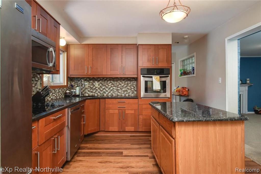 28471 Thorny Brae Road Farmington Hills, MI 48331 - Photo 4 of 27