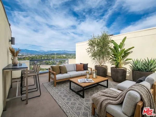 $5,200 | 2753 Waverly Drive, Unit 1103, Los Angeles, CA 90039