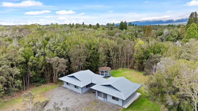 a view of a yard with furniture