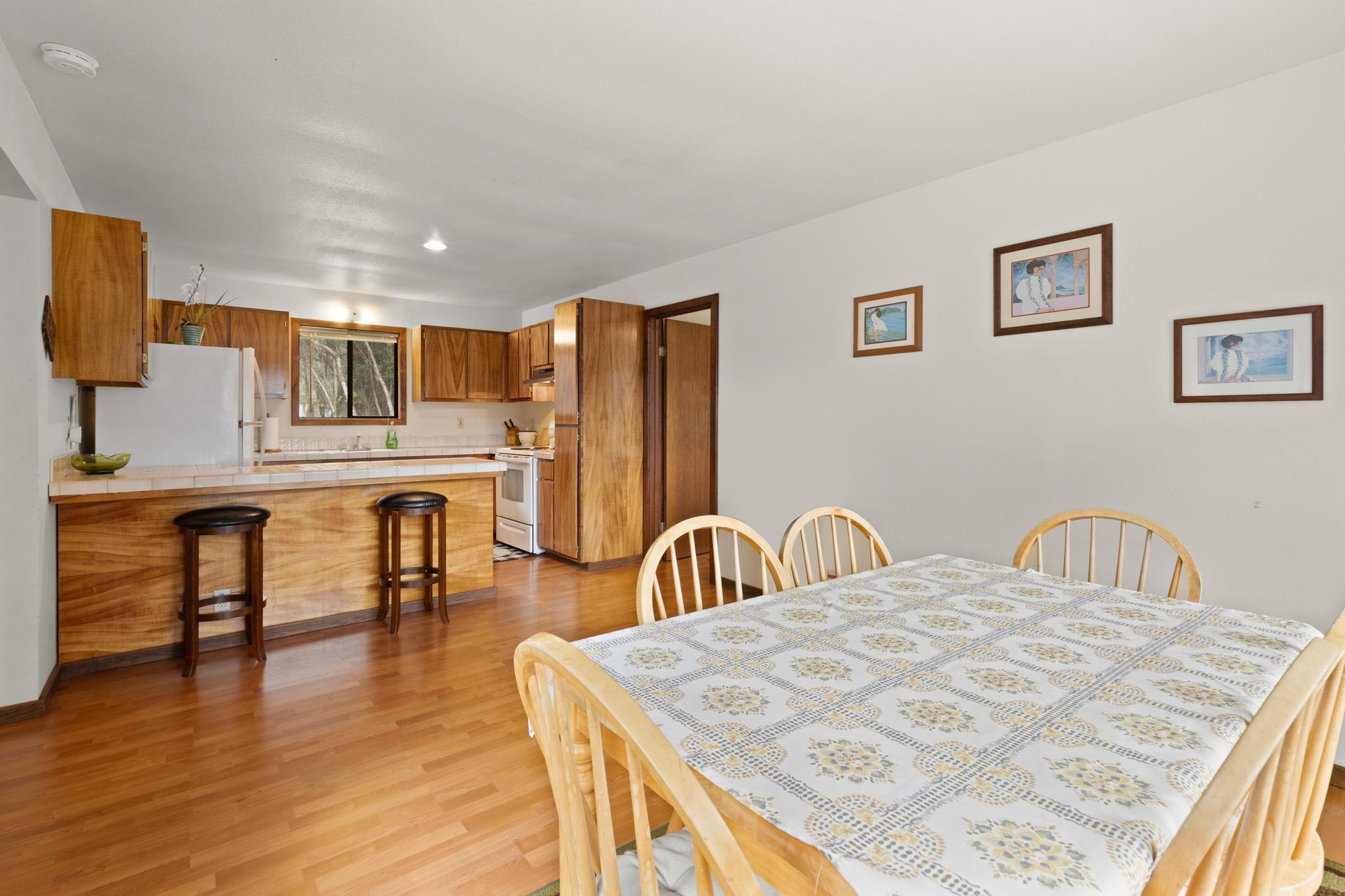 99-1817 Painiu Loop Volcano, HI 96785 - Photo 6 of 30 a bedroom with a bed a table and chair