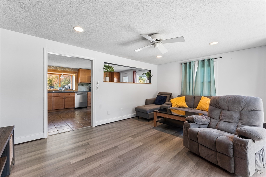 850 Hortonville Road Swansea, MA 02777 - Photo 2 of 33