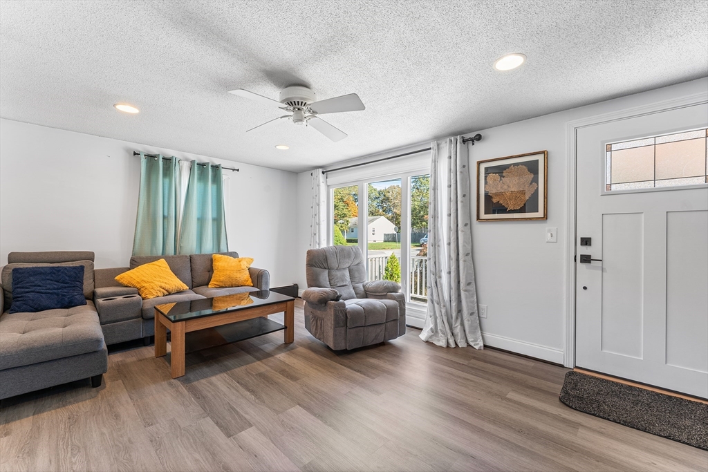 850 Hortonville Road Swansea, MA 02777 - Photo 3 of 33