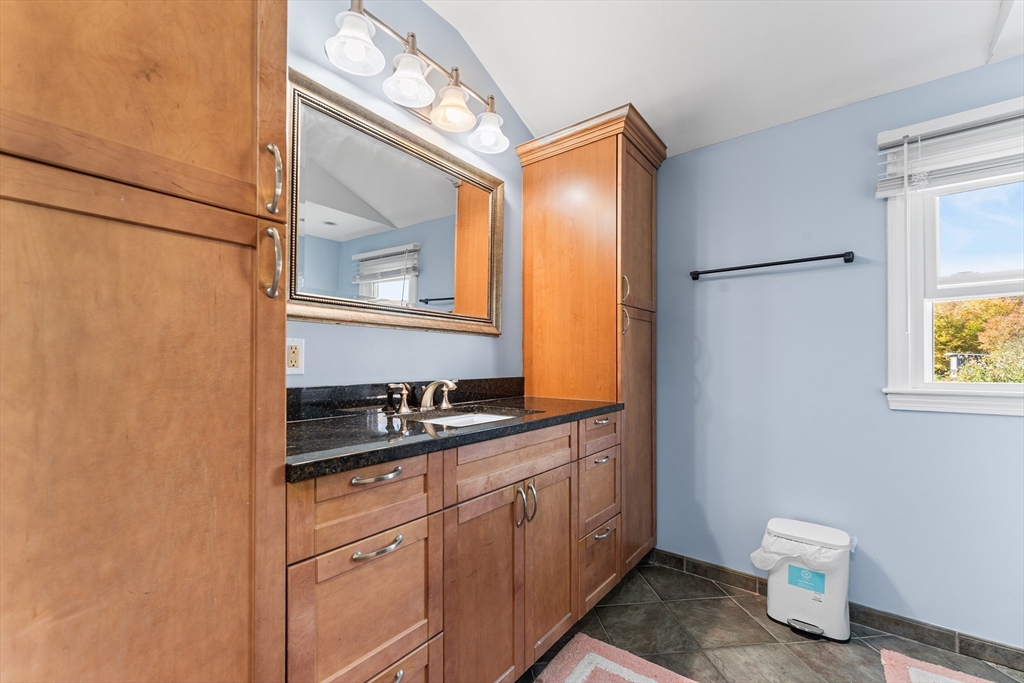 850 Hortonville Road Swansea, MA 02777 - Photo 10 of 33