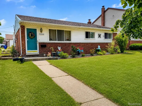 $285,000 | 33564 Vista Way, Fraser, MI 48026