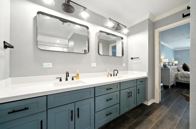 a en suite bathroom with a double vanity sink and a mirror