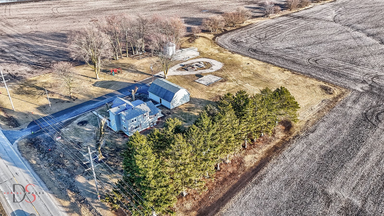 4775 West Dupont Road Morris, IL 60450 - Photo 4 of 24 a view of water house with a yard