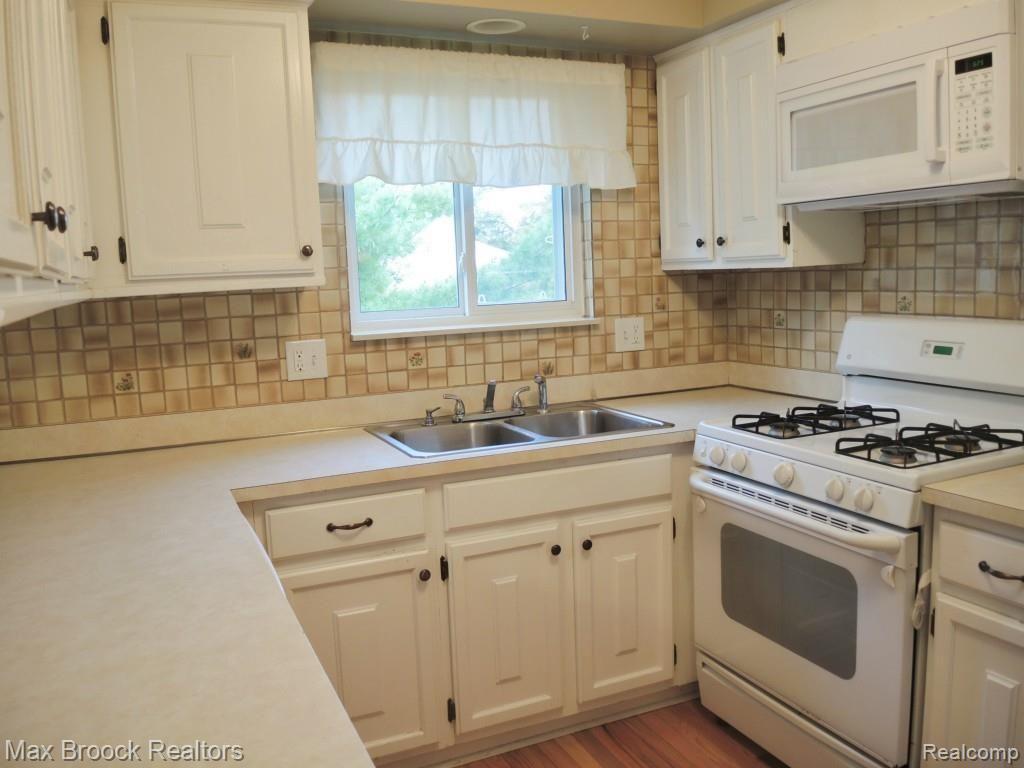 266 Union Drive Rochester, MI 48307 - Photo 14 of 27 KITCHEN-VIEW #2