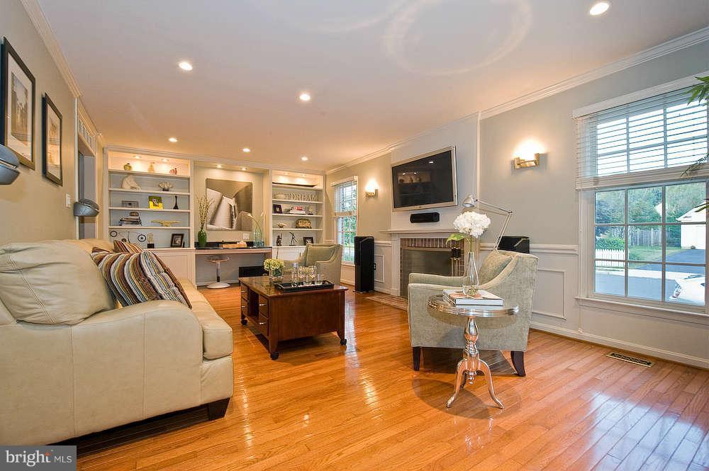 6576 Forsythia Street Springfield, VA 22150 - Photo 11 of 30 Living Room