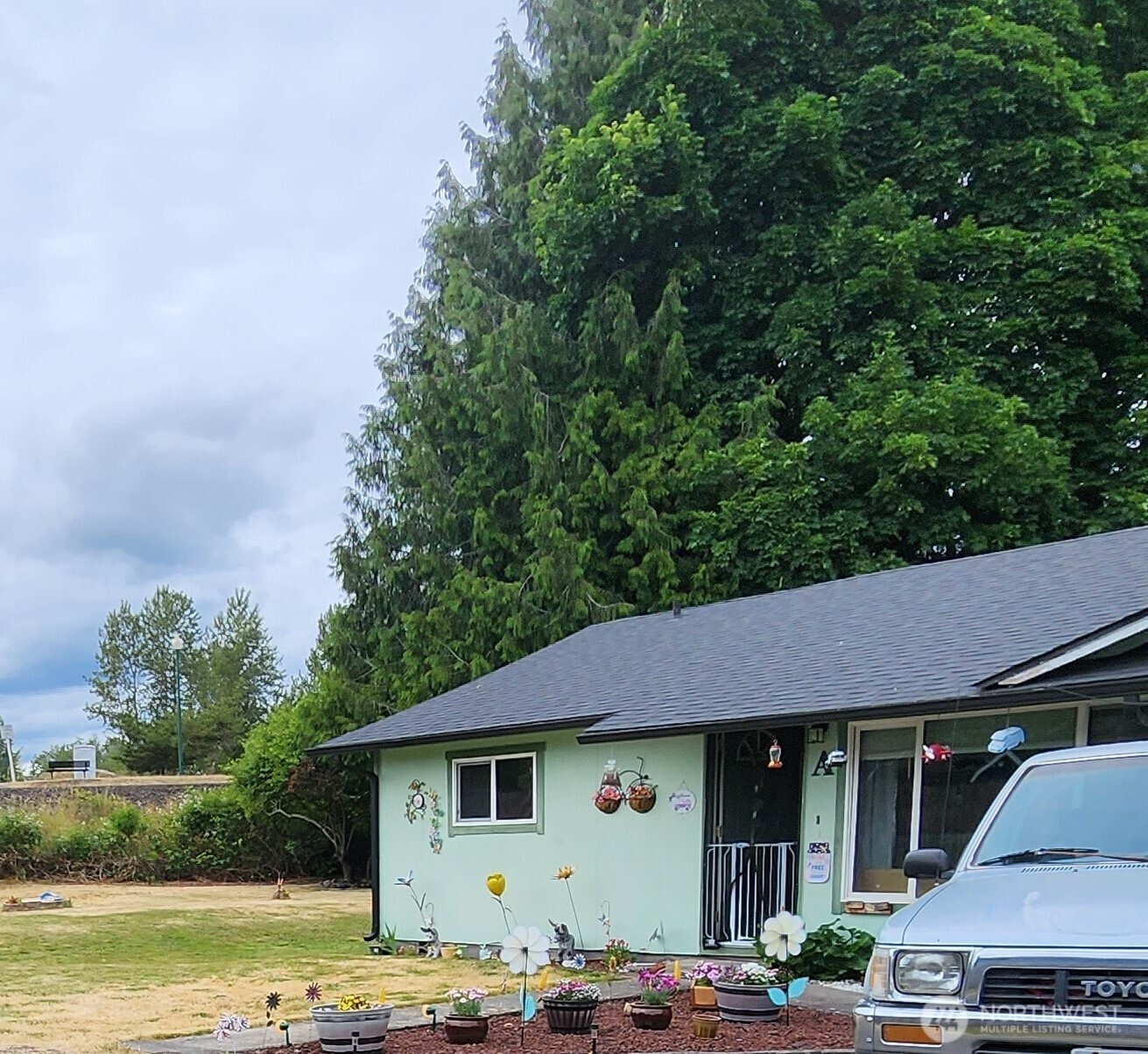 751 6th Avenue Southwest Castle Rock, WA 98611 - Photo 2 of 3 a front view of a house with garden