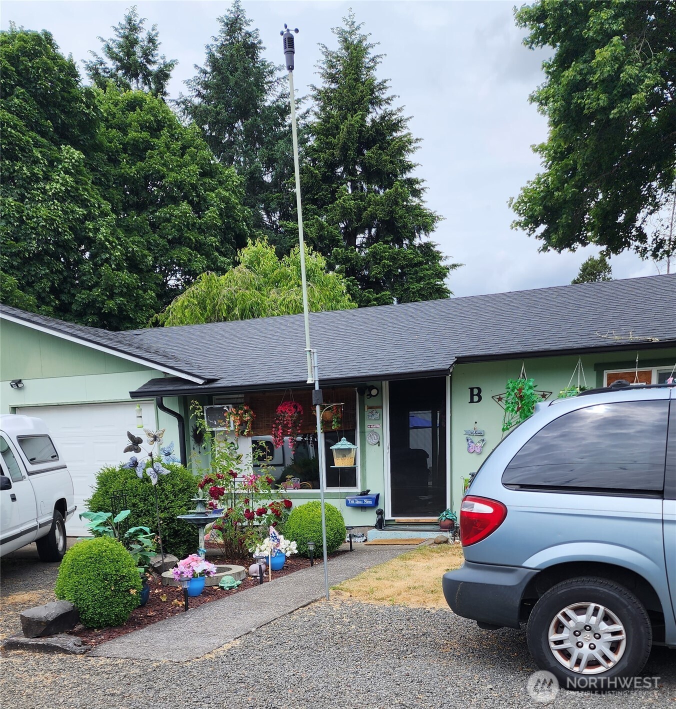 751 6th Avenue Southwest Castle Rock, WA 98611 - Photo 3 of 3 a front view of a house with garden