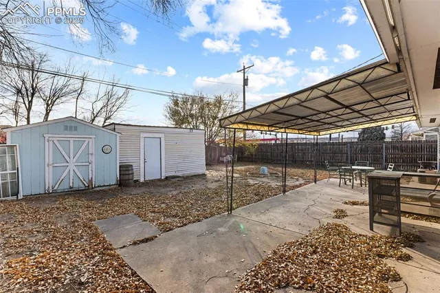 a view of a backyard