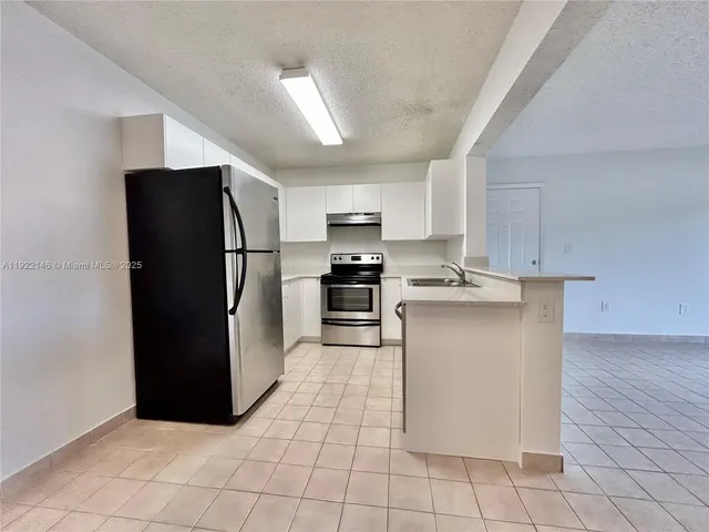$2,050 | 301 Palm Way, Unit 104, Pembroke Pines, FL 33025