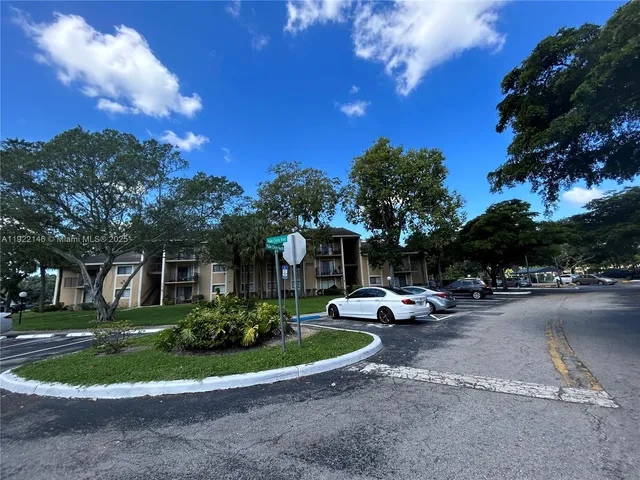 $2,050 | 301 Palm Way, Unit 104, Pembroke Pines, FL 33025