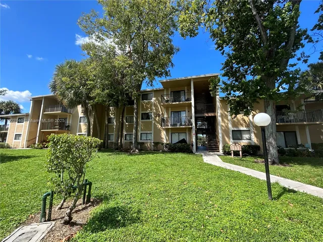 $2,050 | 301 Palm Way, Unit 104, Pembroke Pines, FL 33025