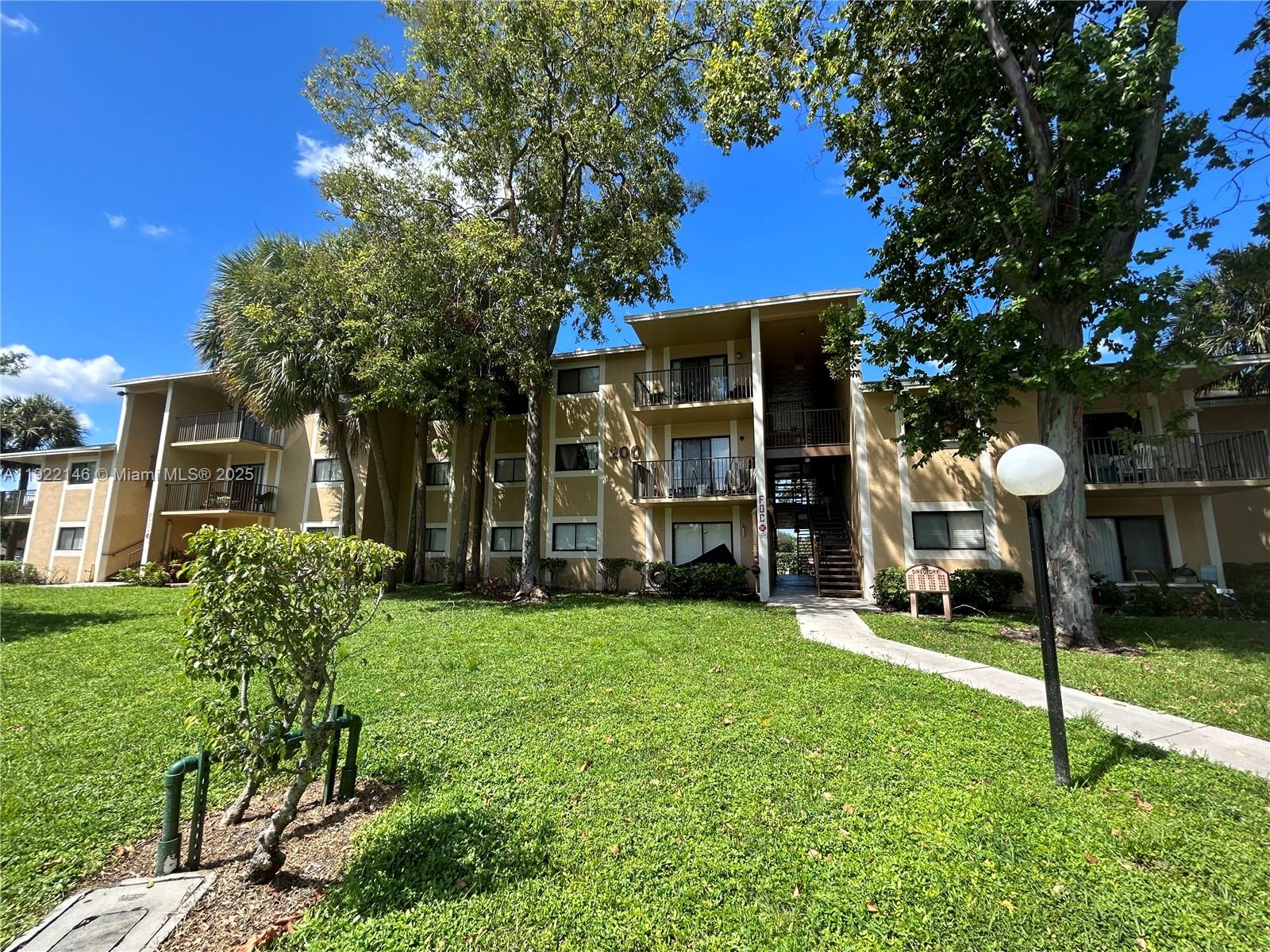 301 Palm Way, Unit 104 Pembroke Pines, FL 33025 - Photo 40 of 46