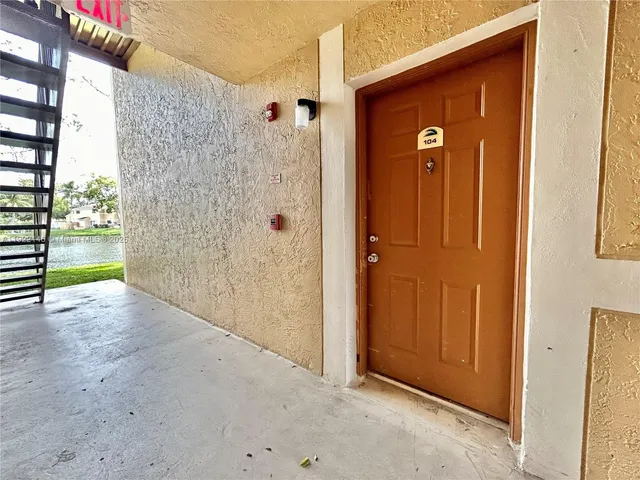 $2,050 | 301 Palm Way, Unit 104, Pembroke Pines, FL 33025