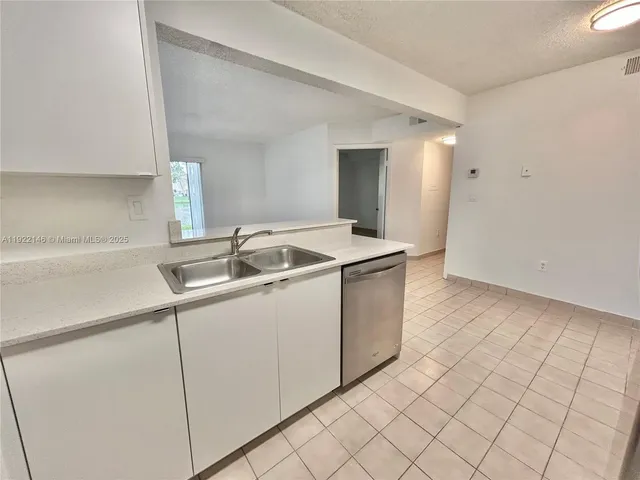 $2,050 | 301 Palm Way, Unit 104, Pembroke Pines, FL 33025