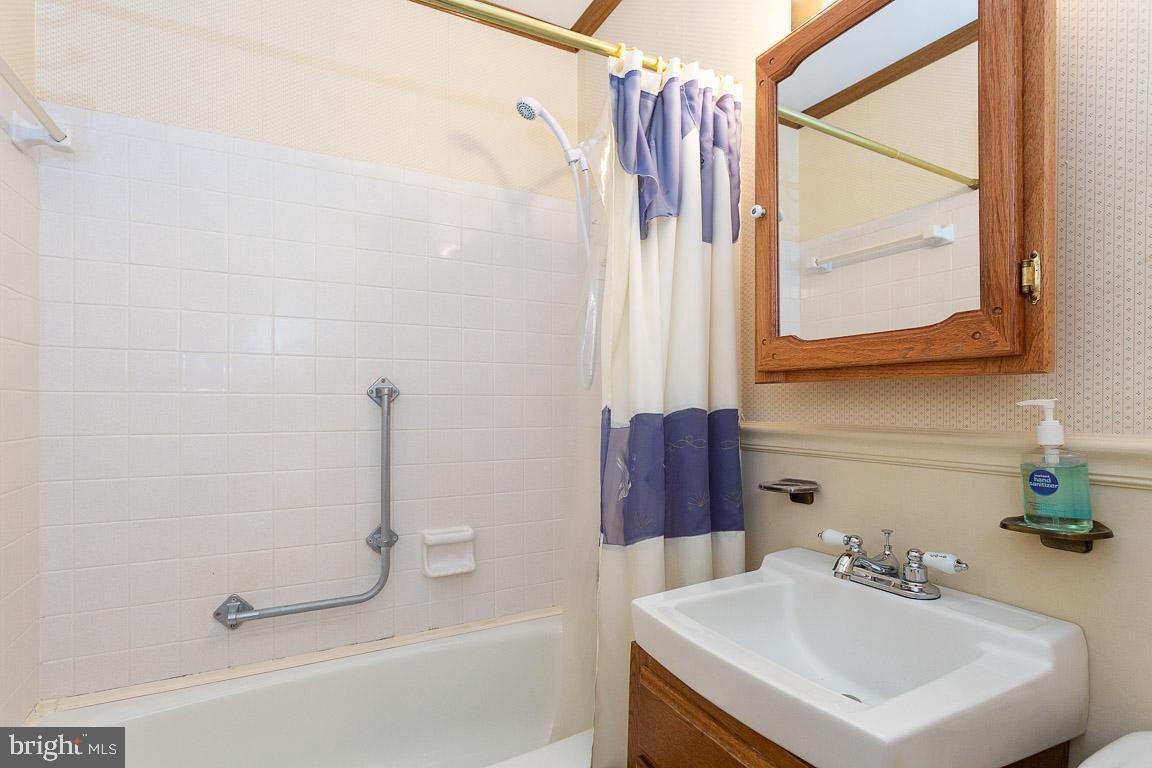 6811 Brisbane Street Springfield, VA 22152 - Photo 18 of 22 Full hall bath on upper level.