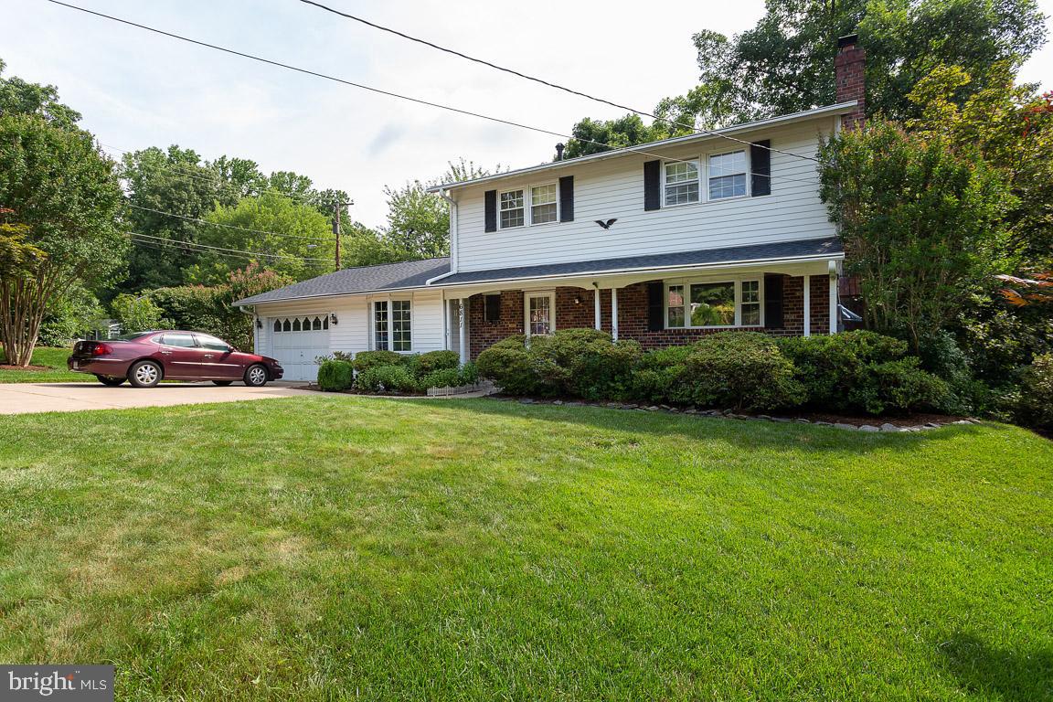 6811 Brisbane Street Springfield, VA 22152 - Photo 3 of 22 Fantastic yard space