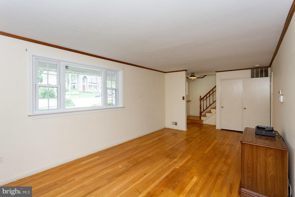 6811 Brisbane Street Springfield, VA 22152 - Photo 5 of 22 Living Room