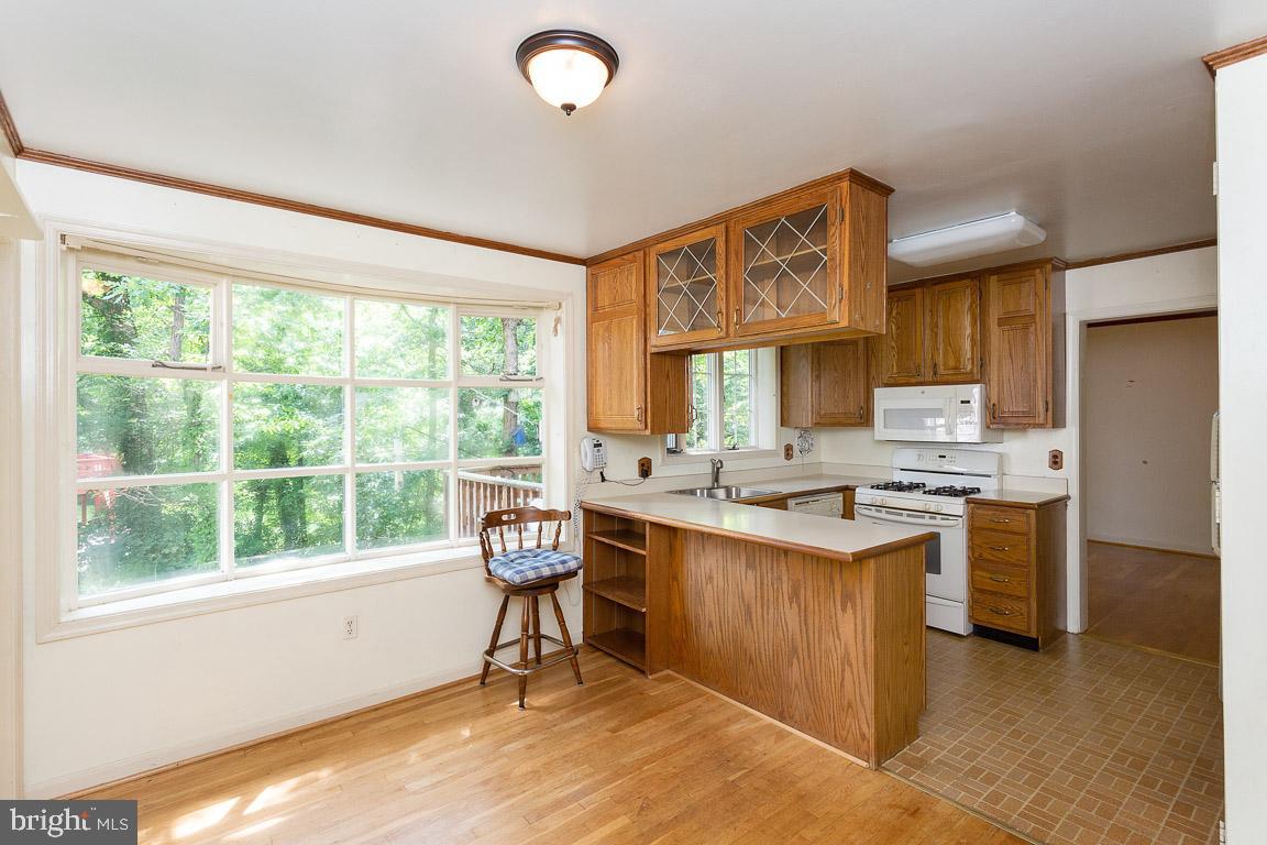 6811 Brisbane Street Springfield, VA 22152 - Photo 8 of 22 Bay window offers lots of light in the kitchen!