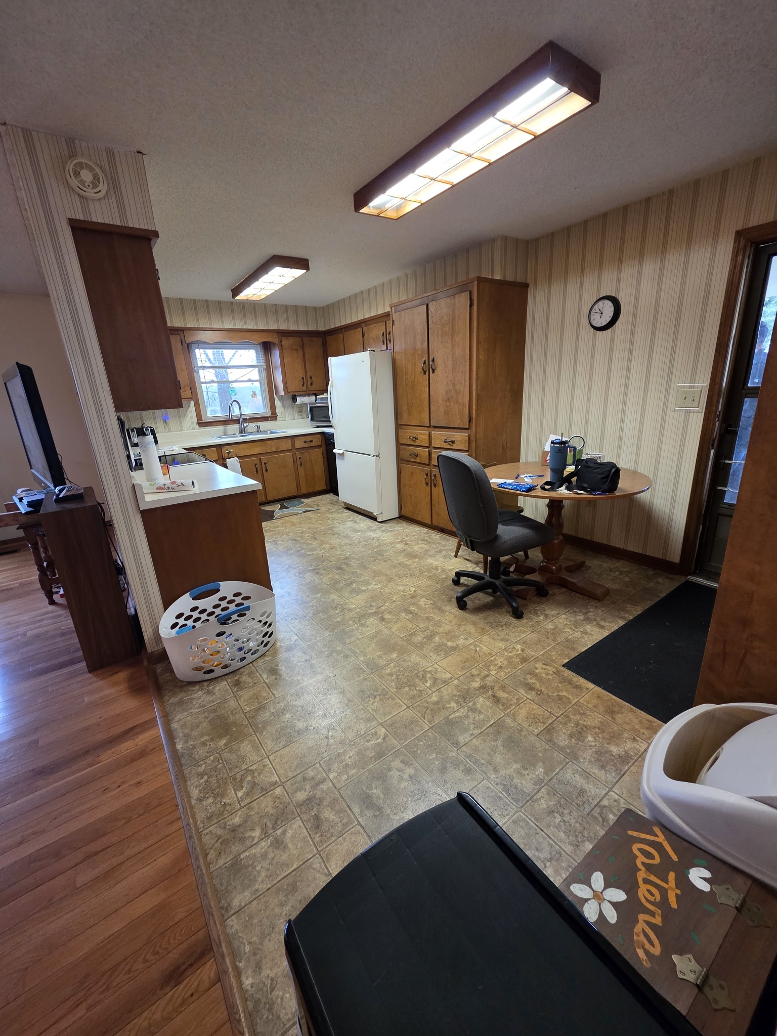 3846 New Bushy Branch Road Manchester, TN 37355 - Photo 6 of 20 a living room with furniture and a flat screen tv