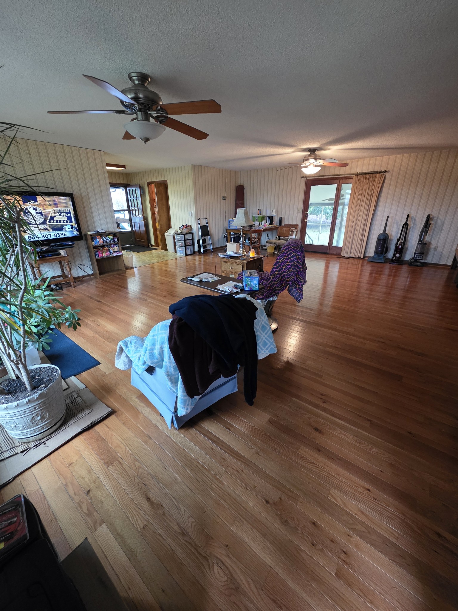 3846 New Bushy Branch Road Manchester, TN 37355 - Photo 9 of 20 a living room with furniture and a wooden floor