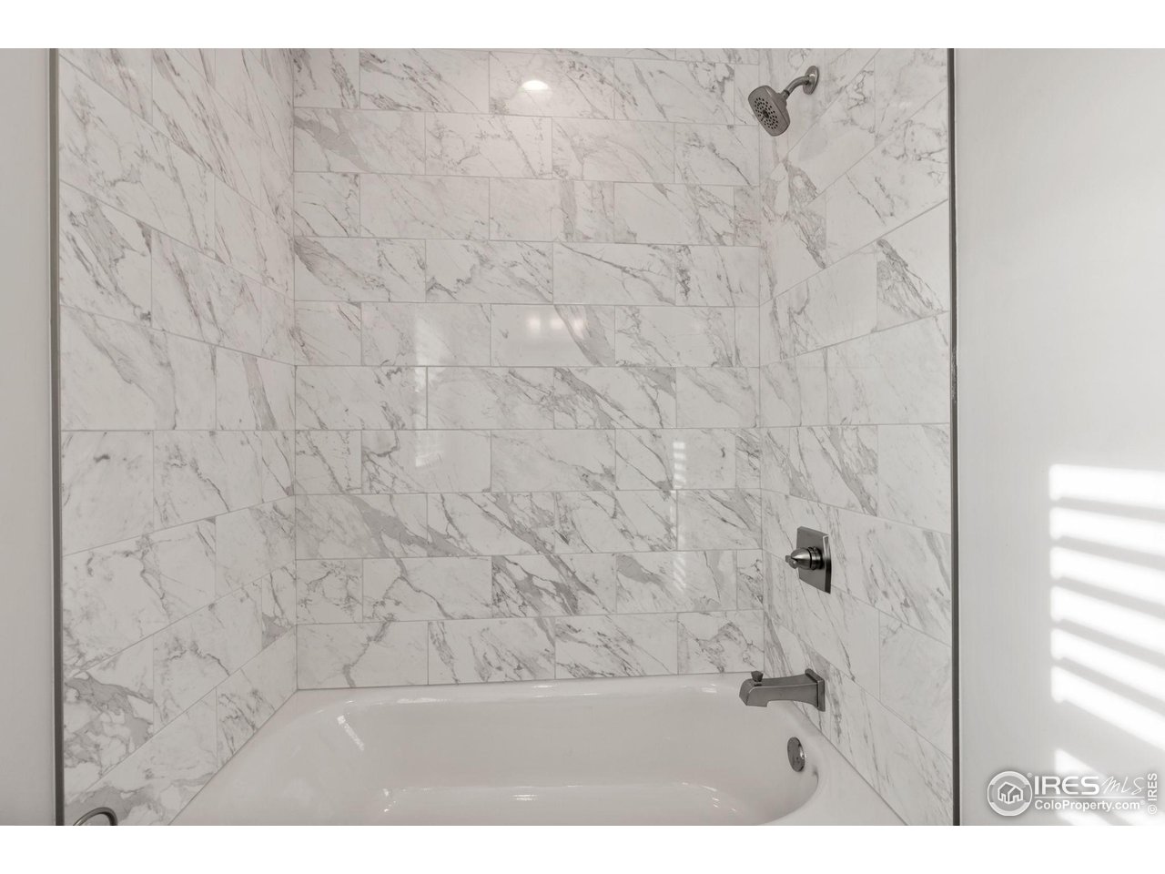 6586 Abaco Lane Berthoud, CO 80513 - Photo 28 of 40 a picture of a bathroom with a shower curtain