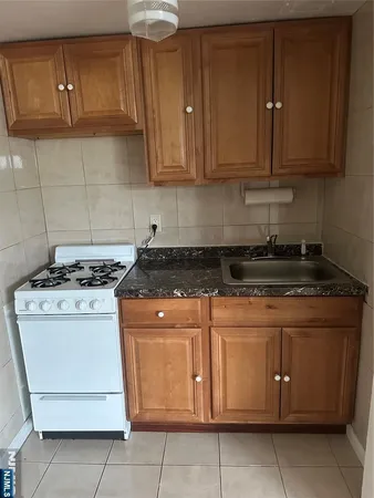 $1,275 | 3091 Edwin Avenue, Unit 5J, Fort Lee, NJ 07024