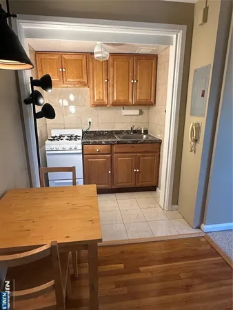 $1,275 | 3091 Edwin Avenue, Unit 5J, Fort Lee, NJ 07024