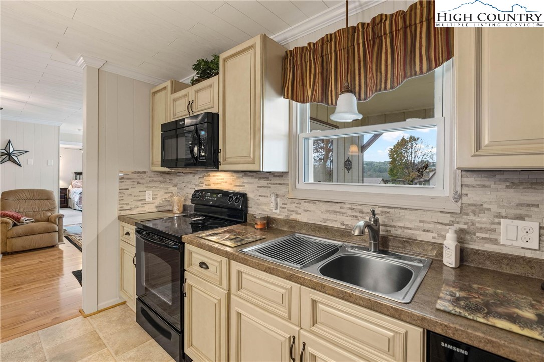 95 Ice Lane Ennice, NC 28623 - Photo 9 of 20 Gallery Image 9