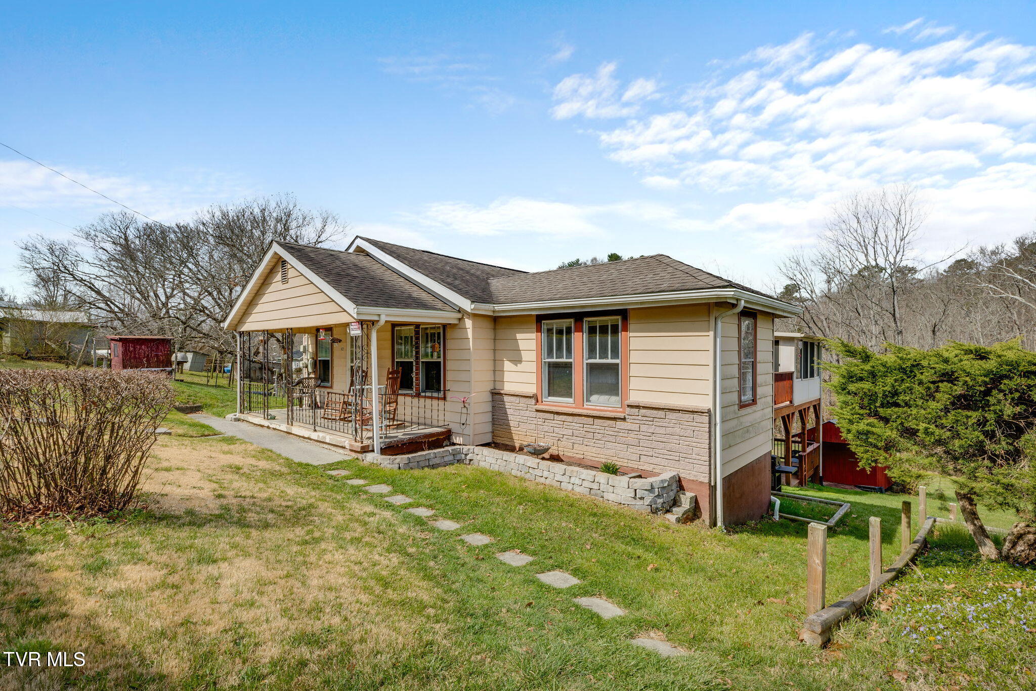 1632 Paperville Road Bristol, TN 37620 - Photo 3 of 36 003