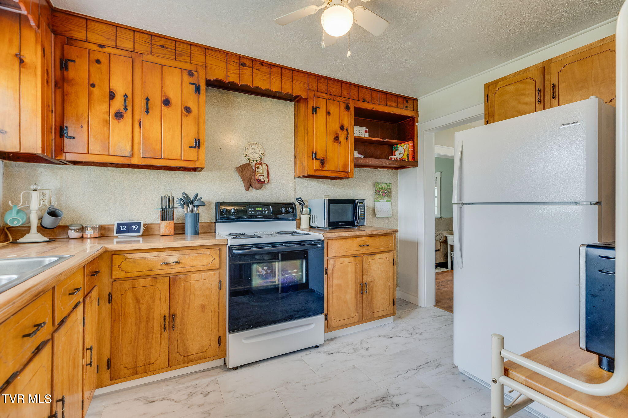 1632 Paperville Road Bristol, TN 37620 - Photo 8 of 36 010