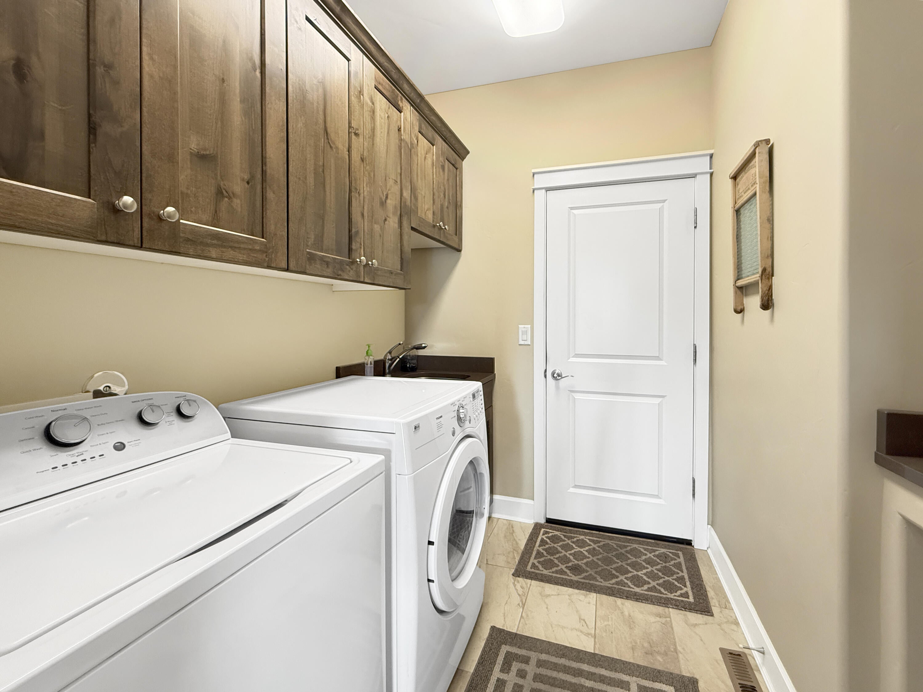 61076 Manhae Loop Bend, OR 97702 - Photo 40 of 67 22-Laundry Room