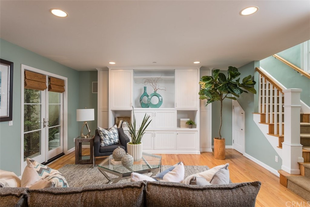 107 High Drive Laguna Beach, CA 92651 - Photo 20 of 35 a living room with furniture and a potted plant