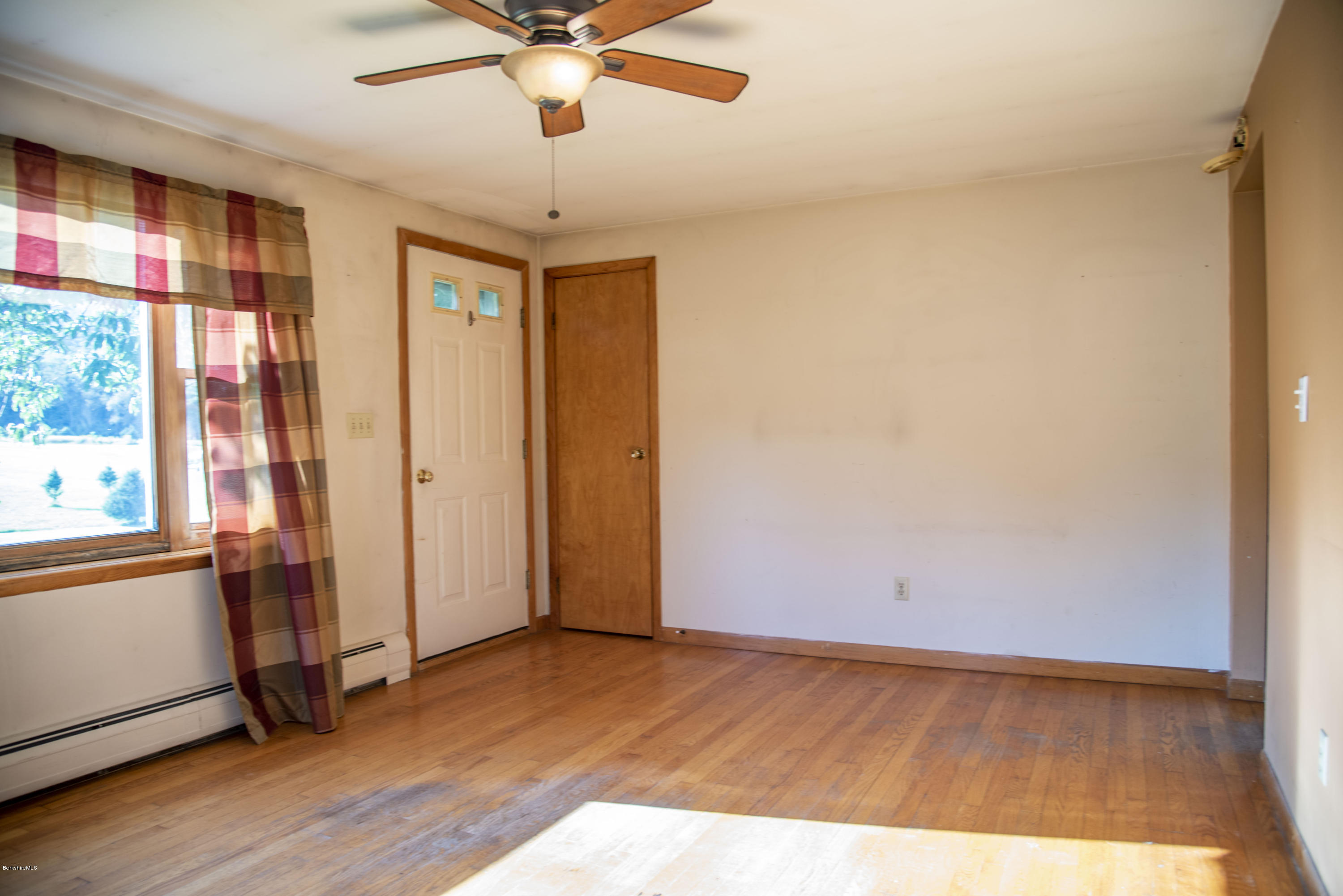 555 Hill Road Pownal, VT 05261 - Photo 6 of 14 Living room