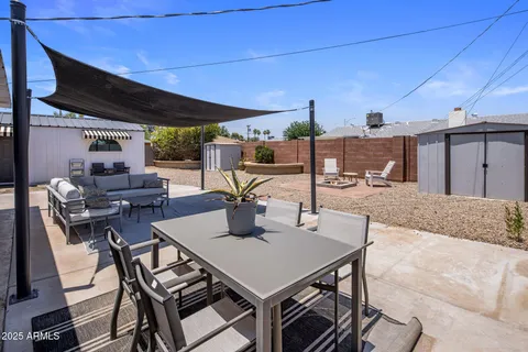 a view of a dinning table and chairs in the patio