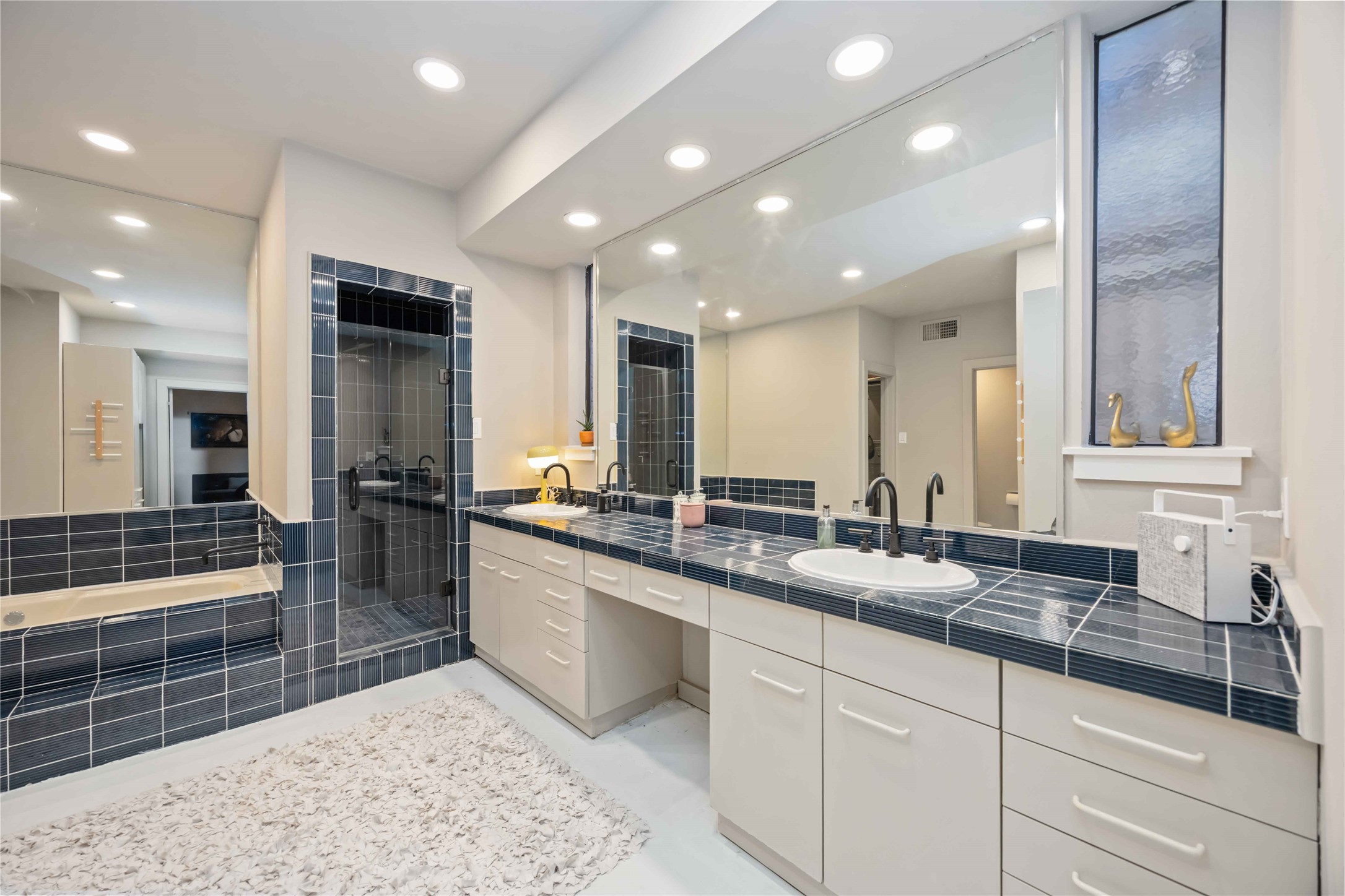 1425 Nantucket Drive, Unit B Houston, TX 77057 - Photo 7 of 38 Master Bathroom
