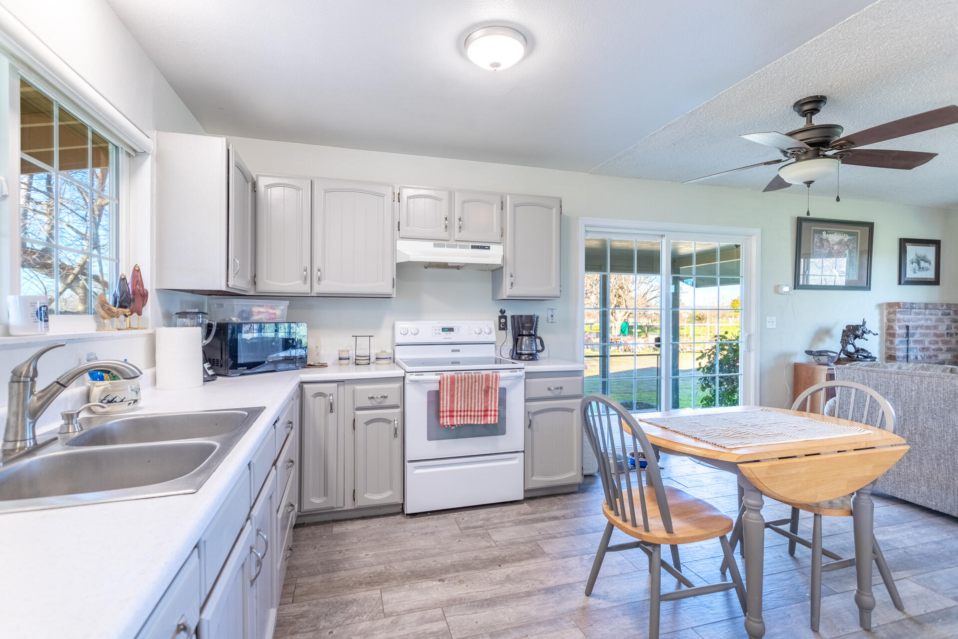 11670 Homestead Lane Redding, CA 96003 - Photo 12 of 41 IMG_8396-HDR