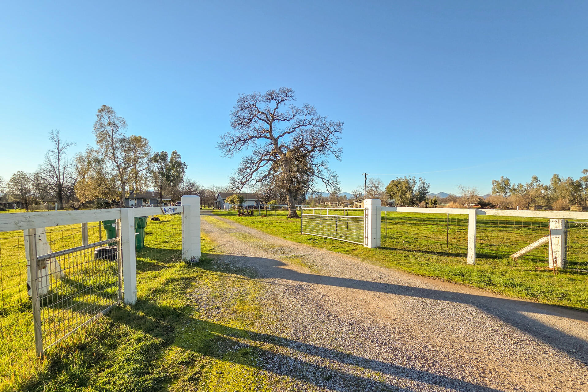 11670 Homestead Lane Redding, CA 96003 - Photo 4 of 41 20260115_154424-2
