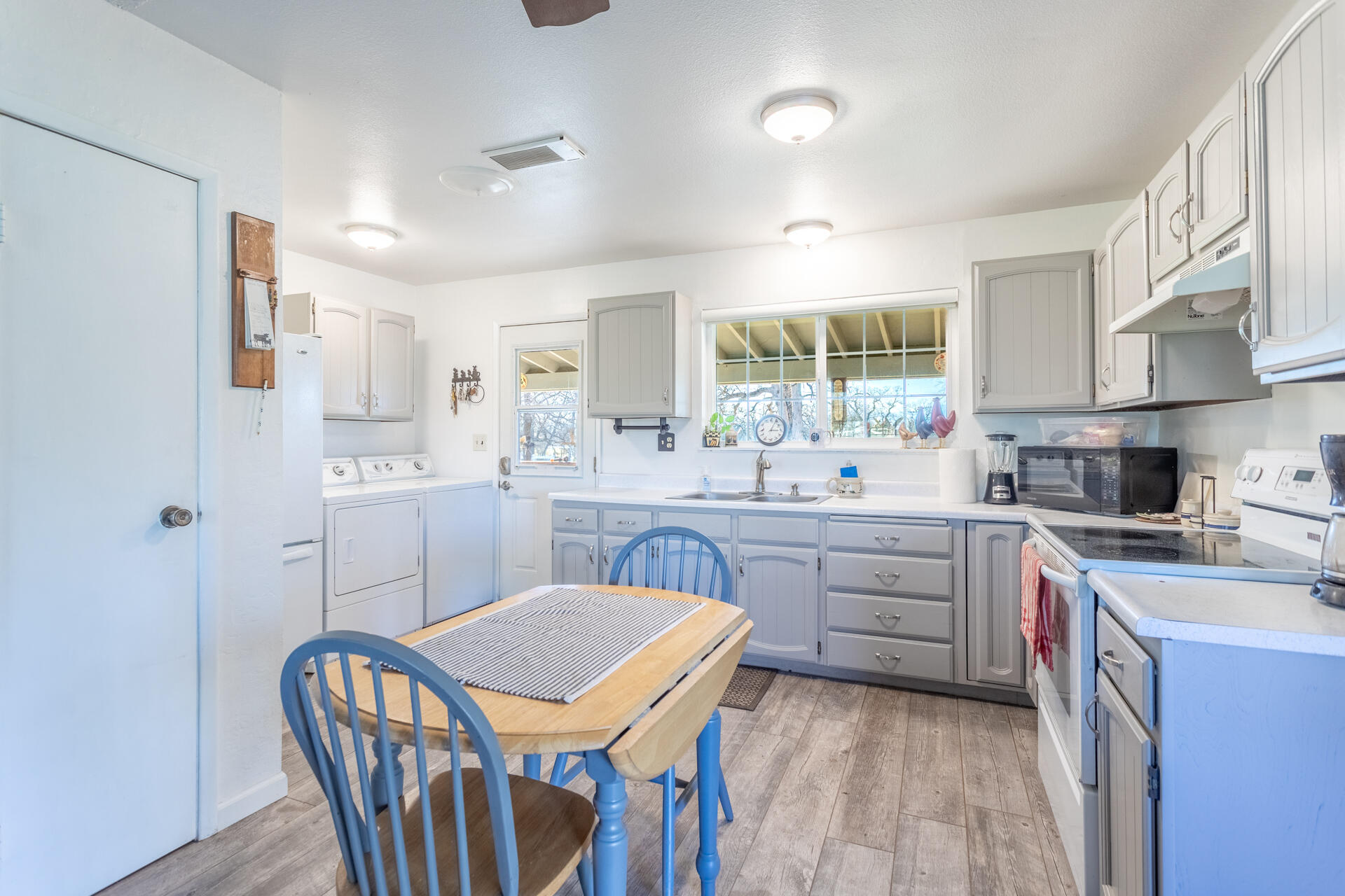 11670 Homestead Lane Redding, CA 96003 - Photo 9 of 41 IMG_8389-HDR