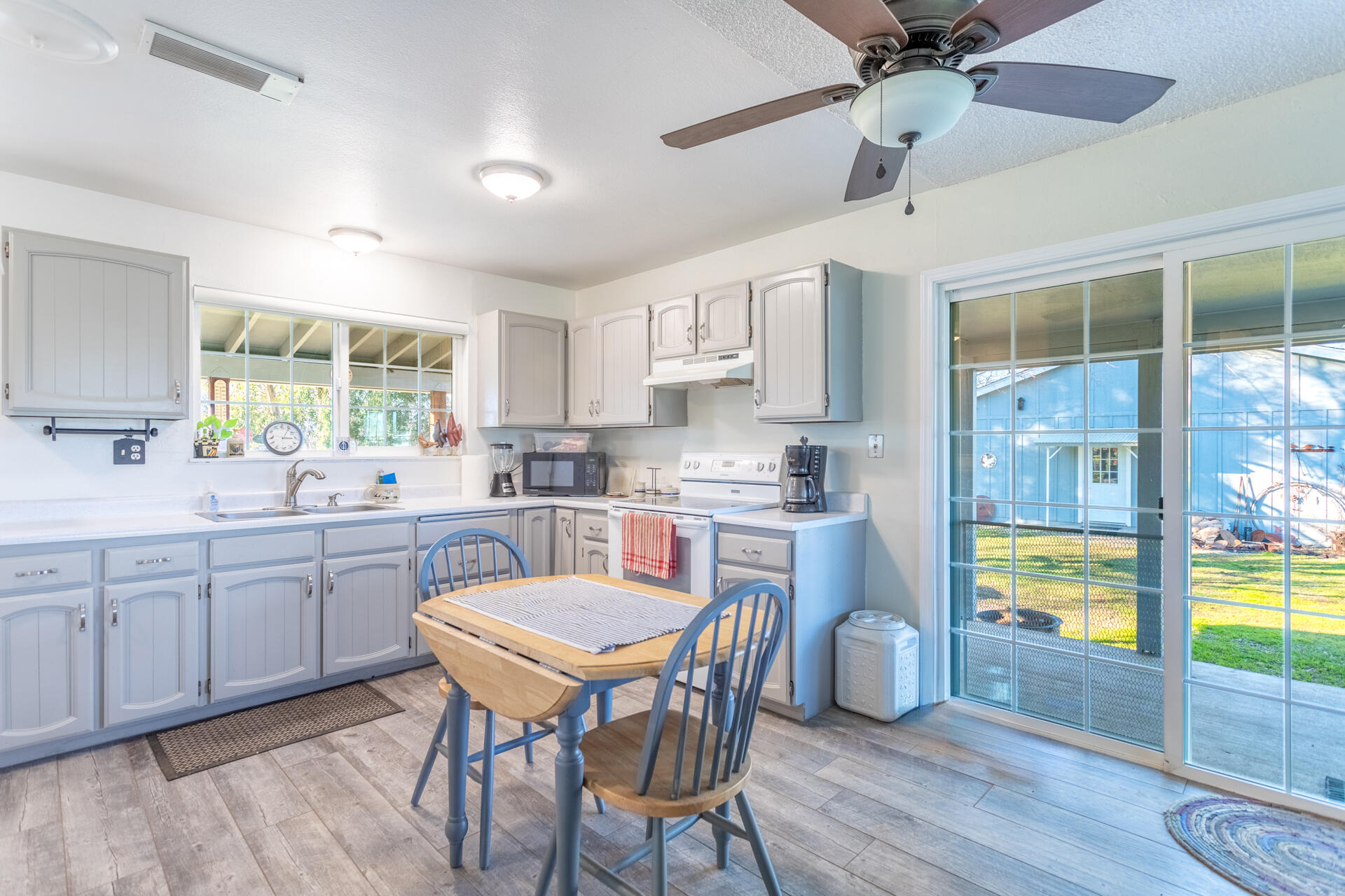 11670 Homestead Lane Redding, CA 96003 - Photo 10 of 41 IMG_8392-HDR