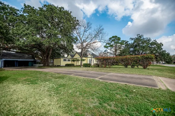 $389,000 | 407 Robinson Street, Edna, TX 77957