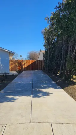 a view of a backyard