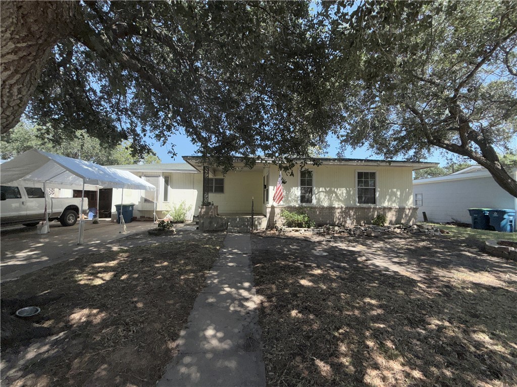 a view of a house with a yard