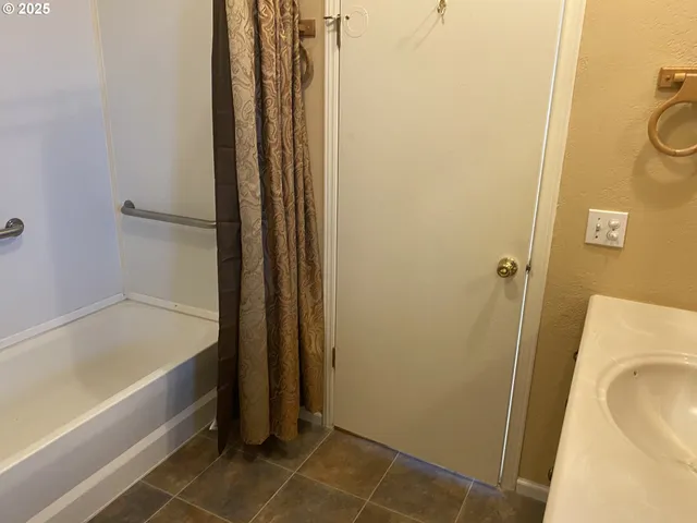 a view of a big room with closet and mirror