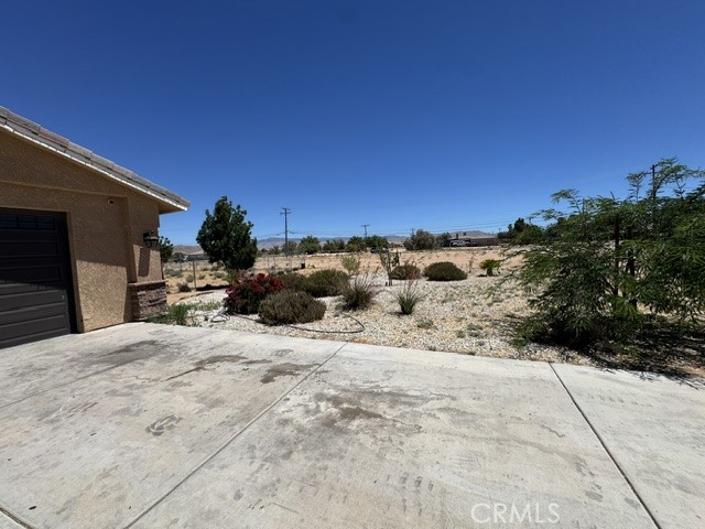 21832 Thunderbird Road Apple Valley, CA 92307 - Photo 4 of 6 Right side of the main entrance.