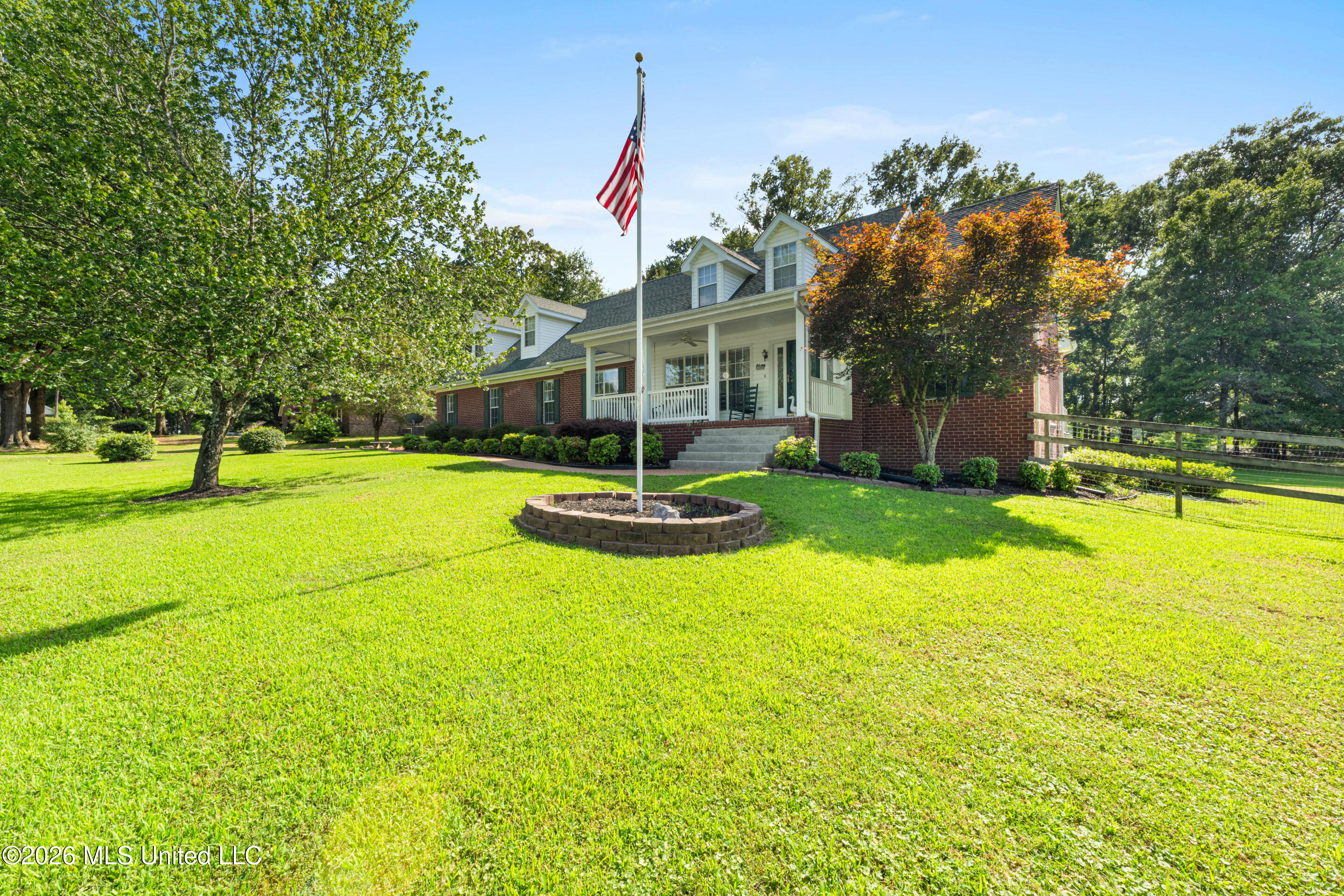 127 West Sweetwater Road Byhalia, MS 38611 - Photo 2 of 25 Beautifully Landscaped Front Flowerbed