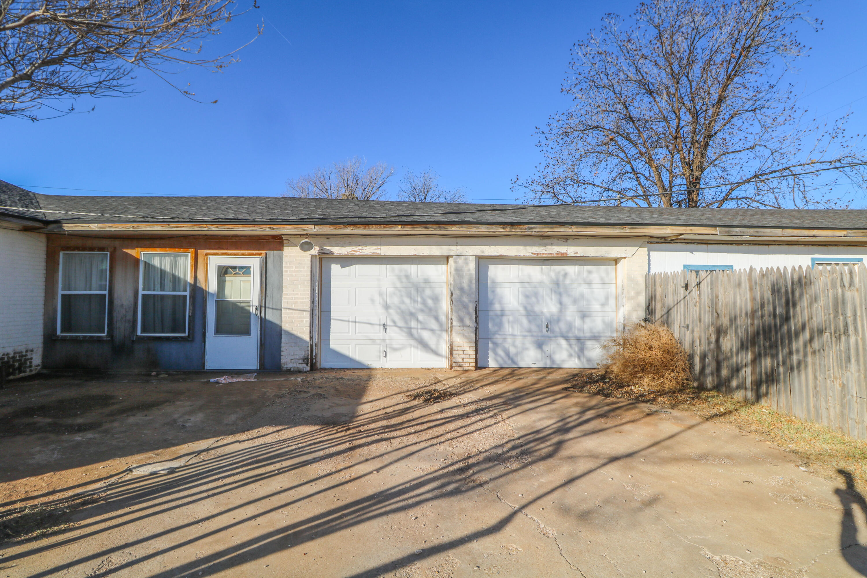 733 East 13th Street Littlefield, TX 79339 - Photo 2 of 15 a view of a backyard of a house with a large tree
