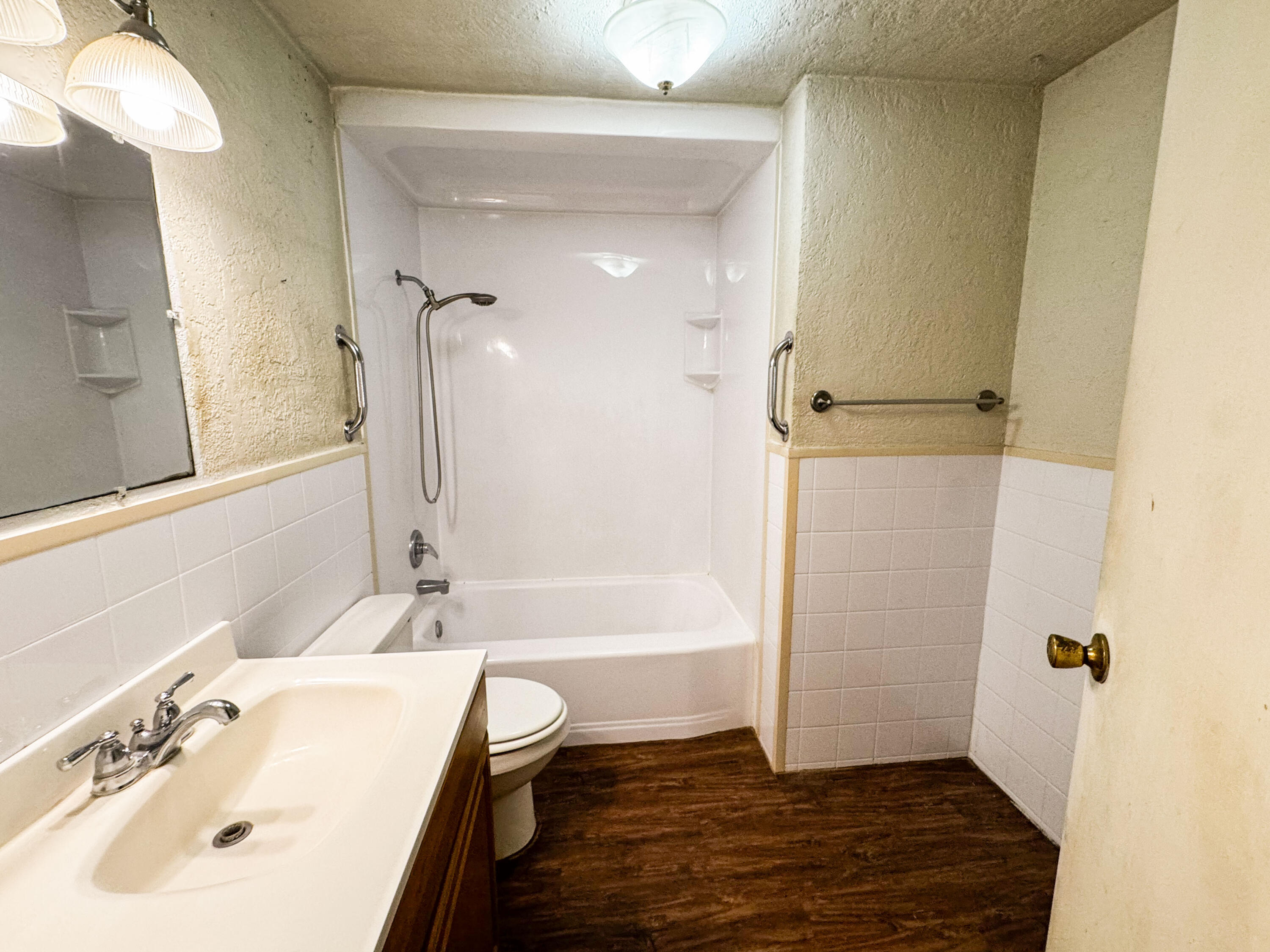 733 East 13th Street Littlefield, TX 79339 - Photo 9 of 15 a bathroom with a sink and a tub